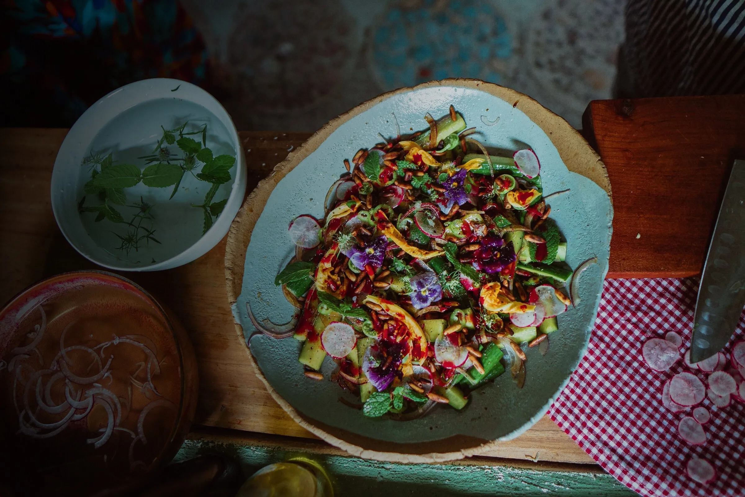 Bunter Salat mit essbaren Blüten in einer Schale