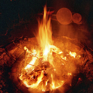 Loderndes Lagerfeuer in der Nacht